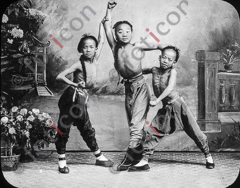 Knaben beim Spiele als Akrobaten ; Boys at the game as acrobats - Foto simon-173a-066-sw.jpg | foticon.de - Bilddatenbank für Motive aus Geschichte und Kultur